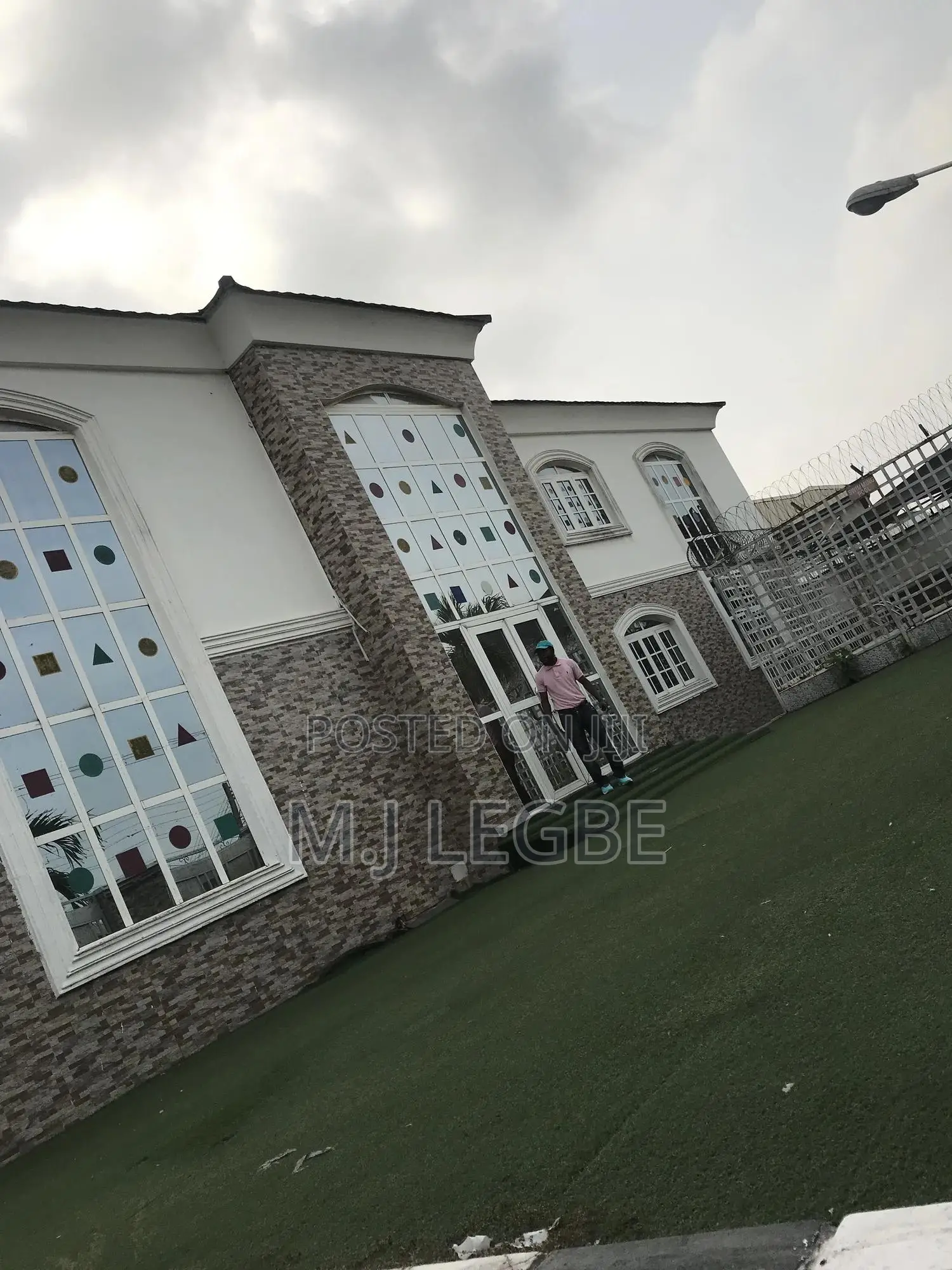 Massive Building With 28 Rooms for Sale