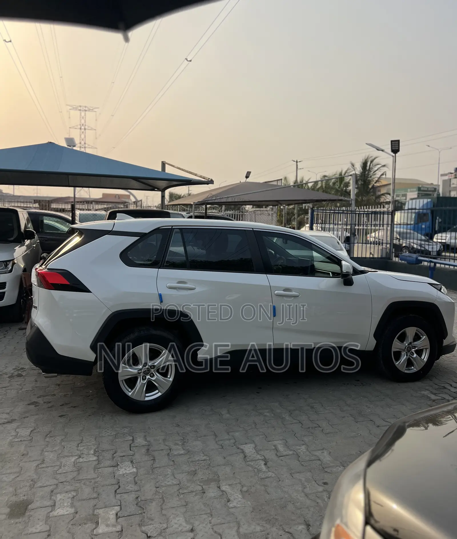 Toyota RAV4 XLE 2021 White