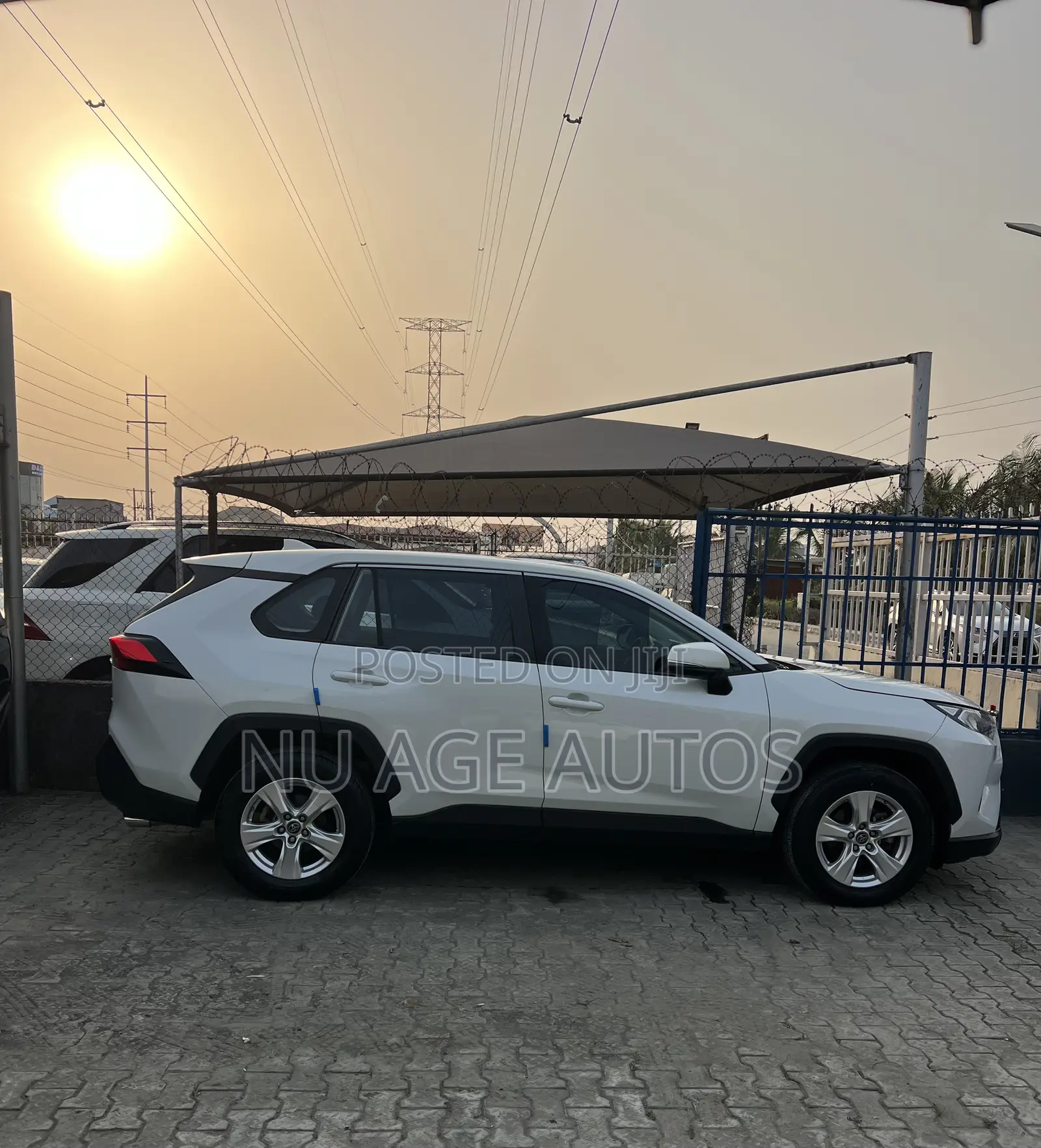 Toyota RAV4 XLE 2021 White