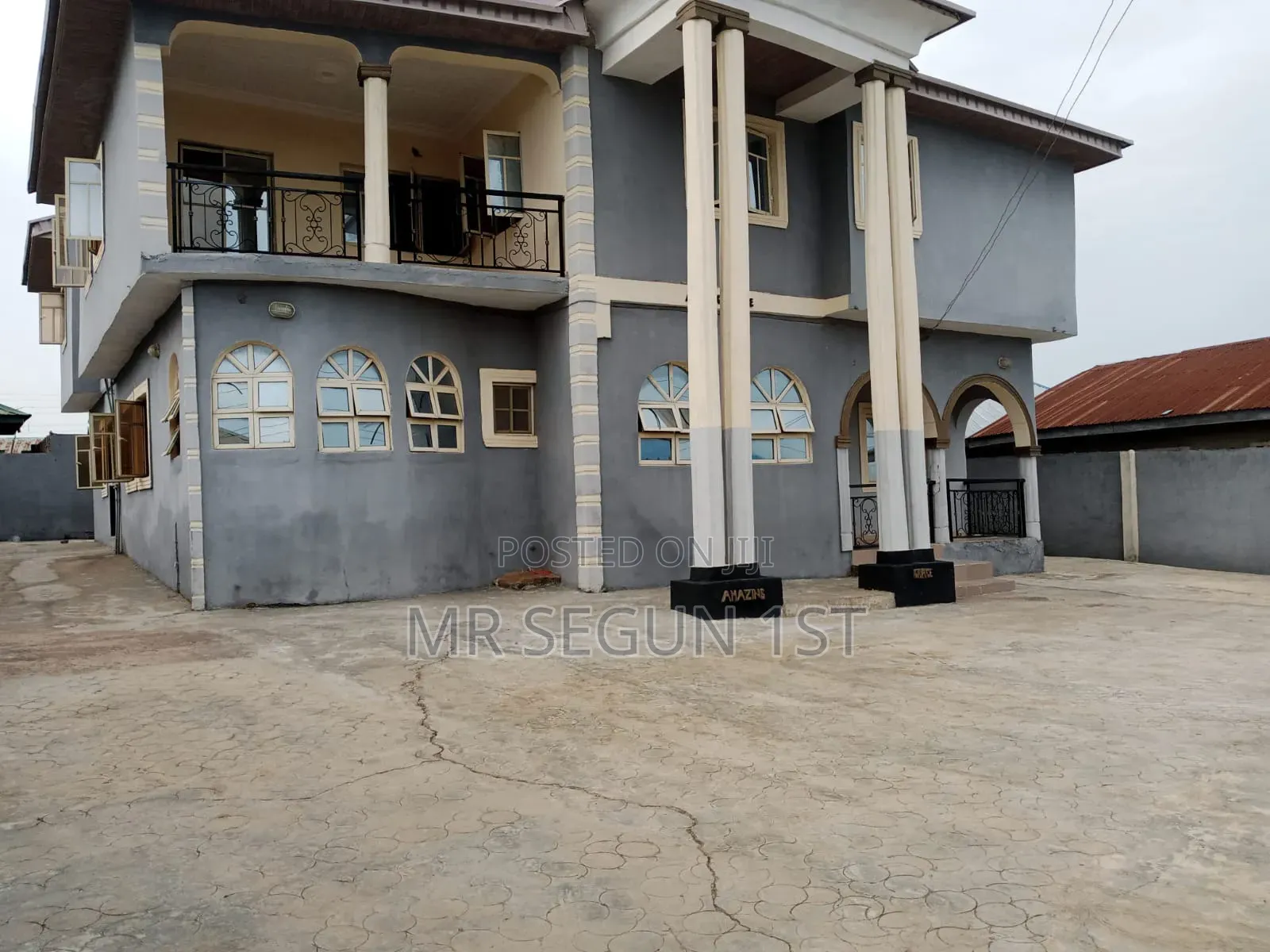 20bdrm House in Airport Estate, Alakia for sale