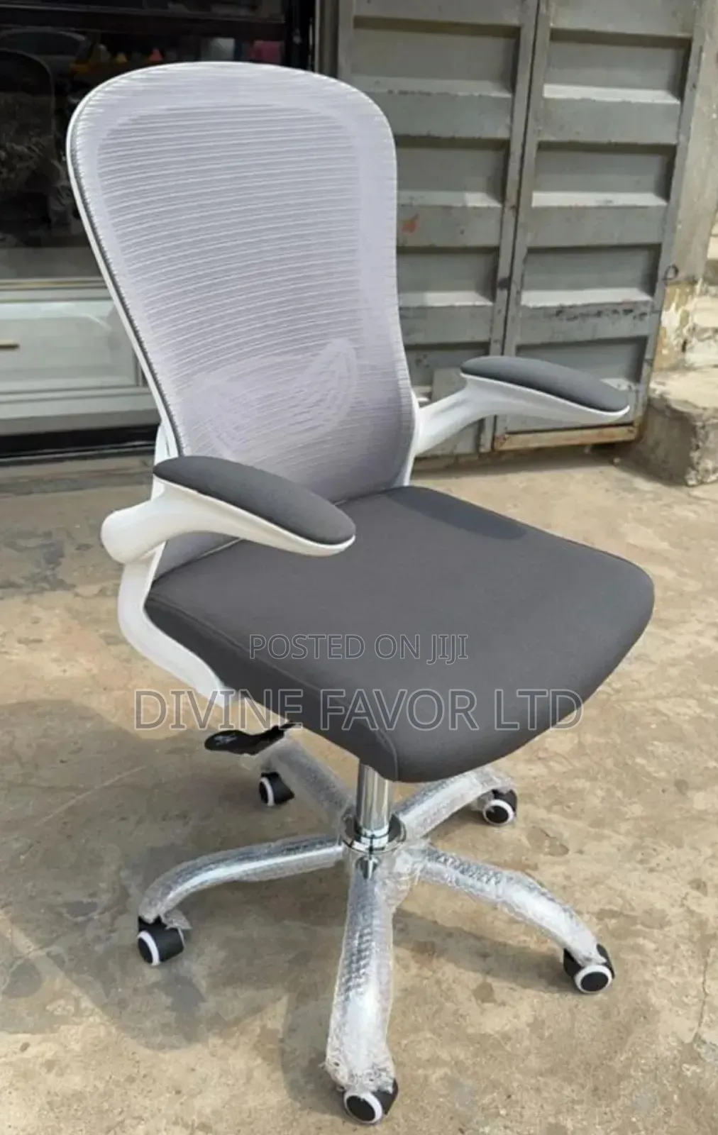 Office Chair Swivel With White Back and Headrest.