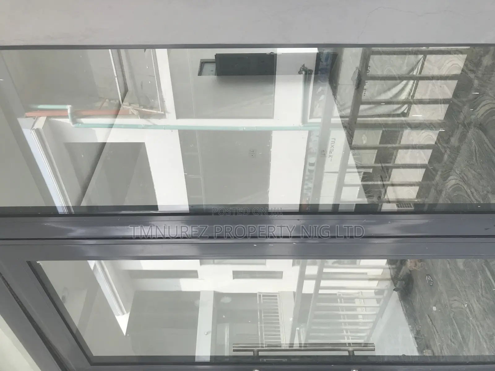 Showroom Shop for Rent at Orchild Road Facing the Main Road