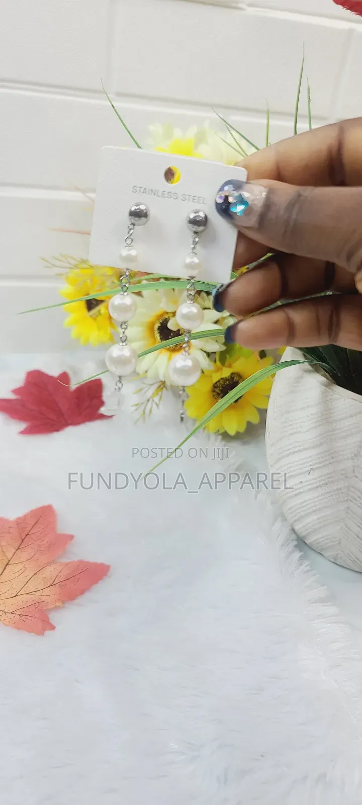 Female Light Weight Pearl Earrings