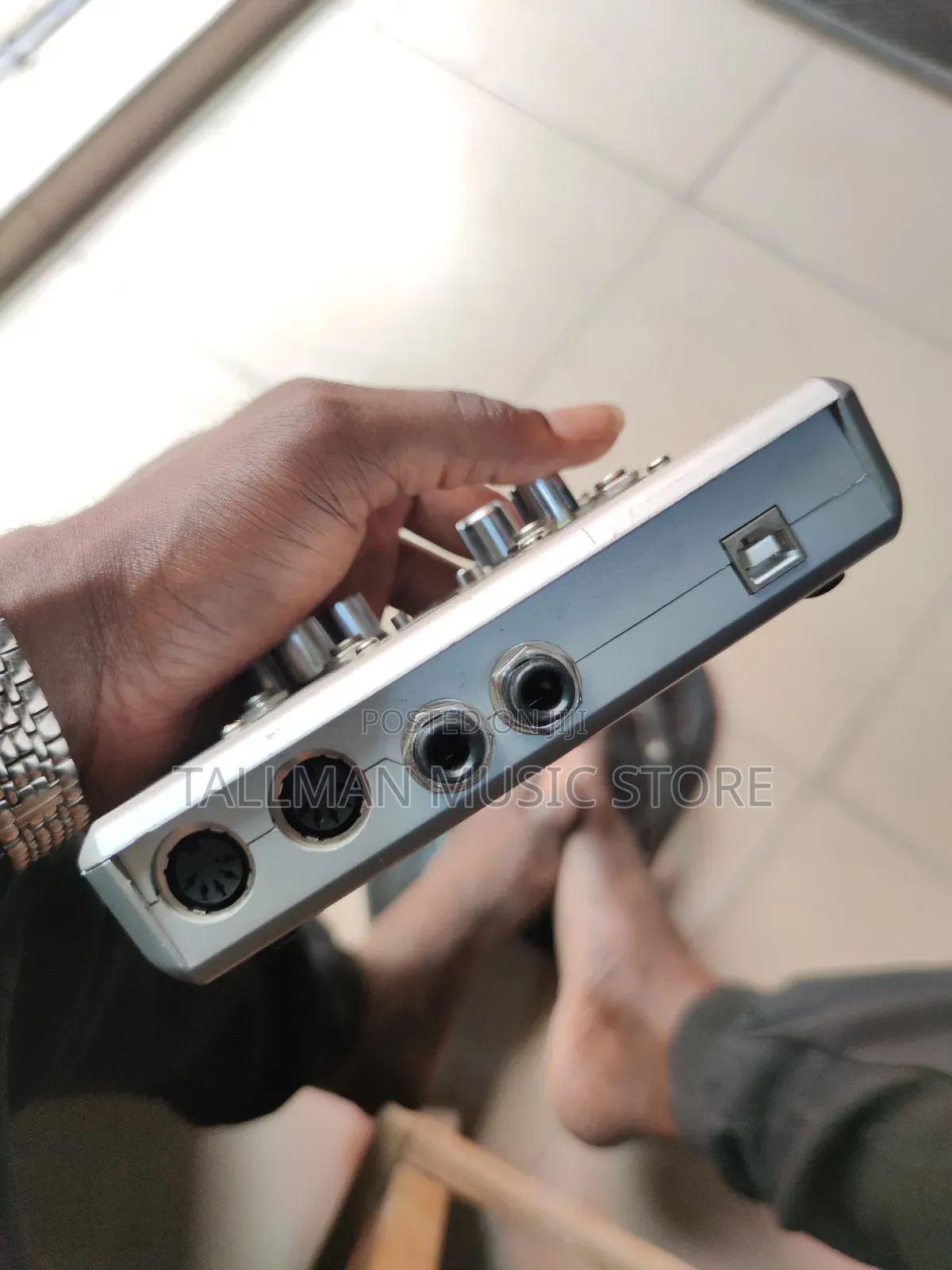 Alesis I02