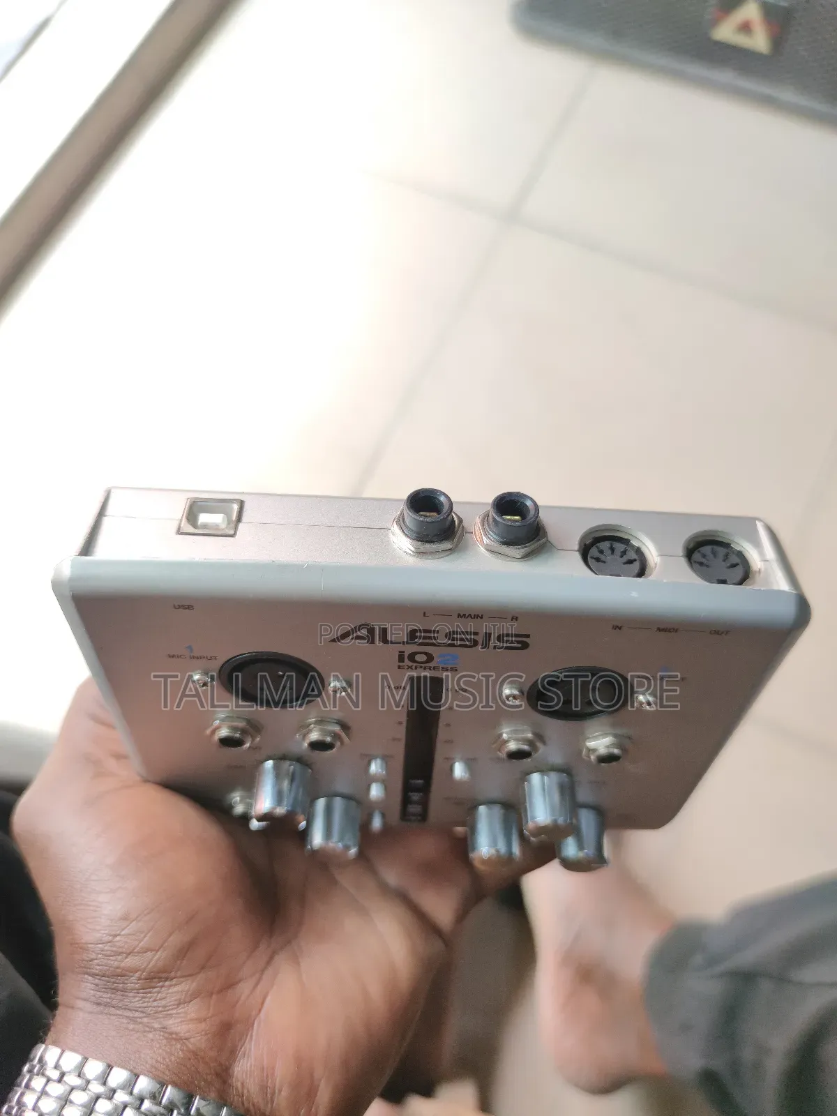 Alesis I02