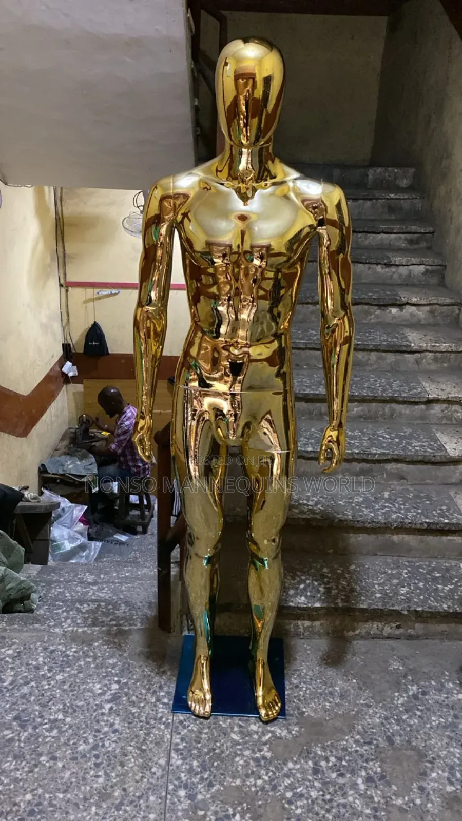 Faceless Male Gold Chrome Dummy
