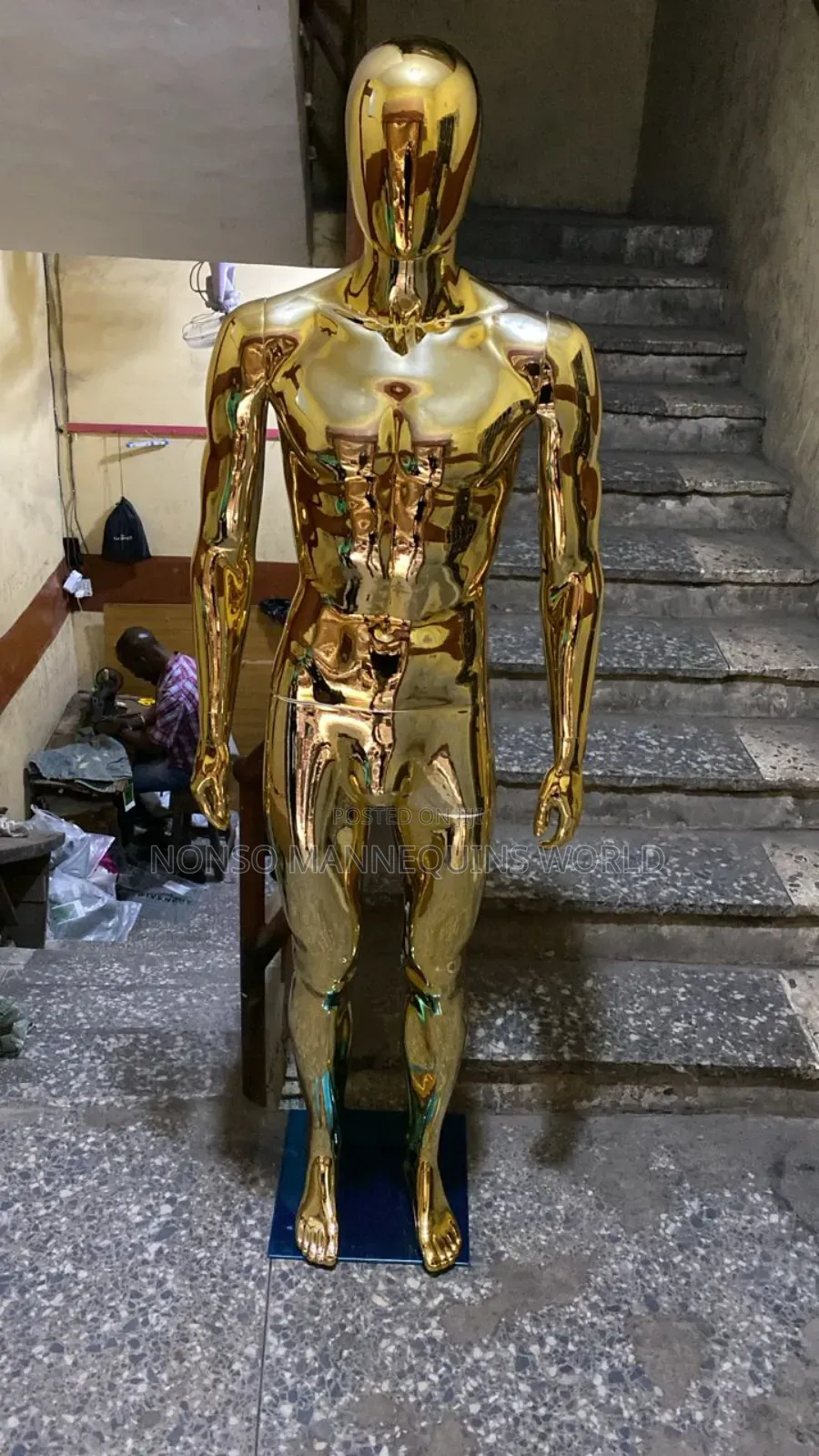 Faceless Male Gold Chrome Dummy