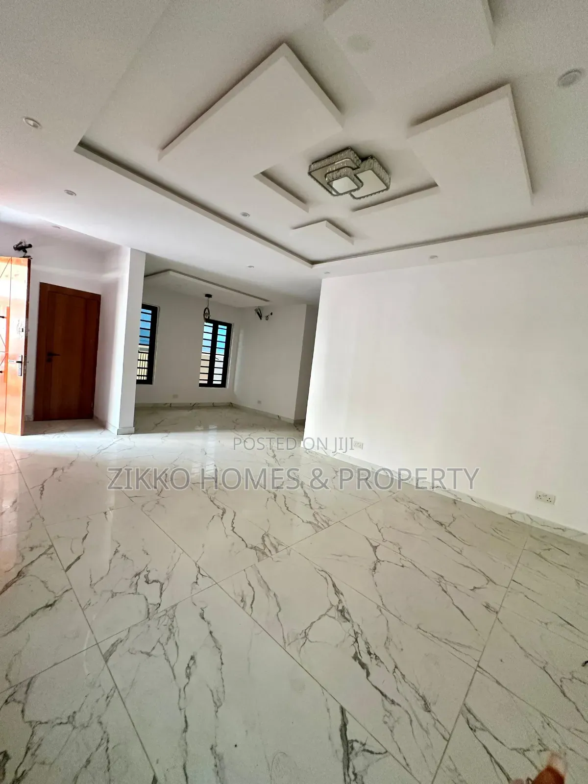4bdrm Duplex in Orchid Road, Chevron for sale