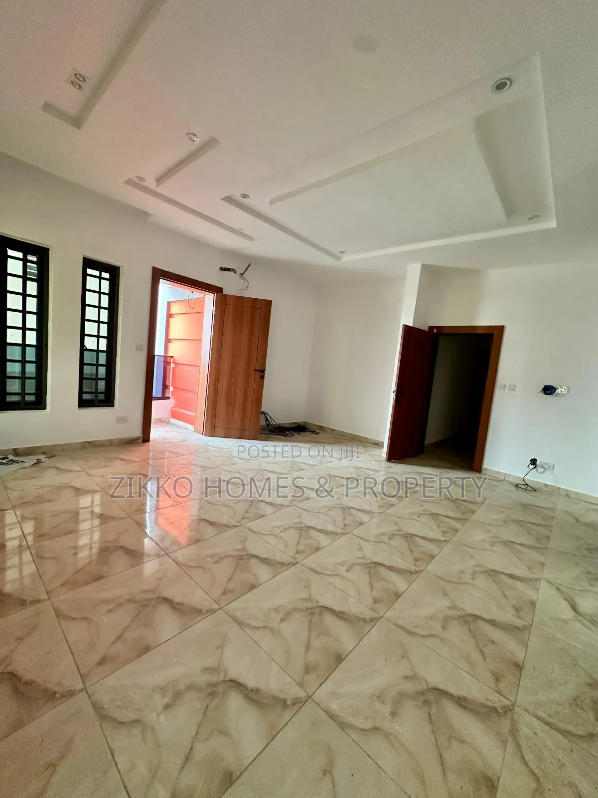 4bdrm Duplex in Orchid Road, Chevron for sale