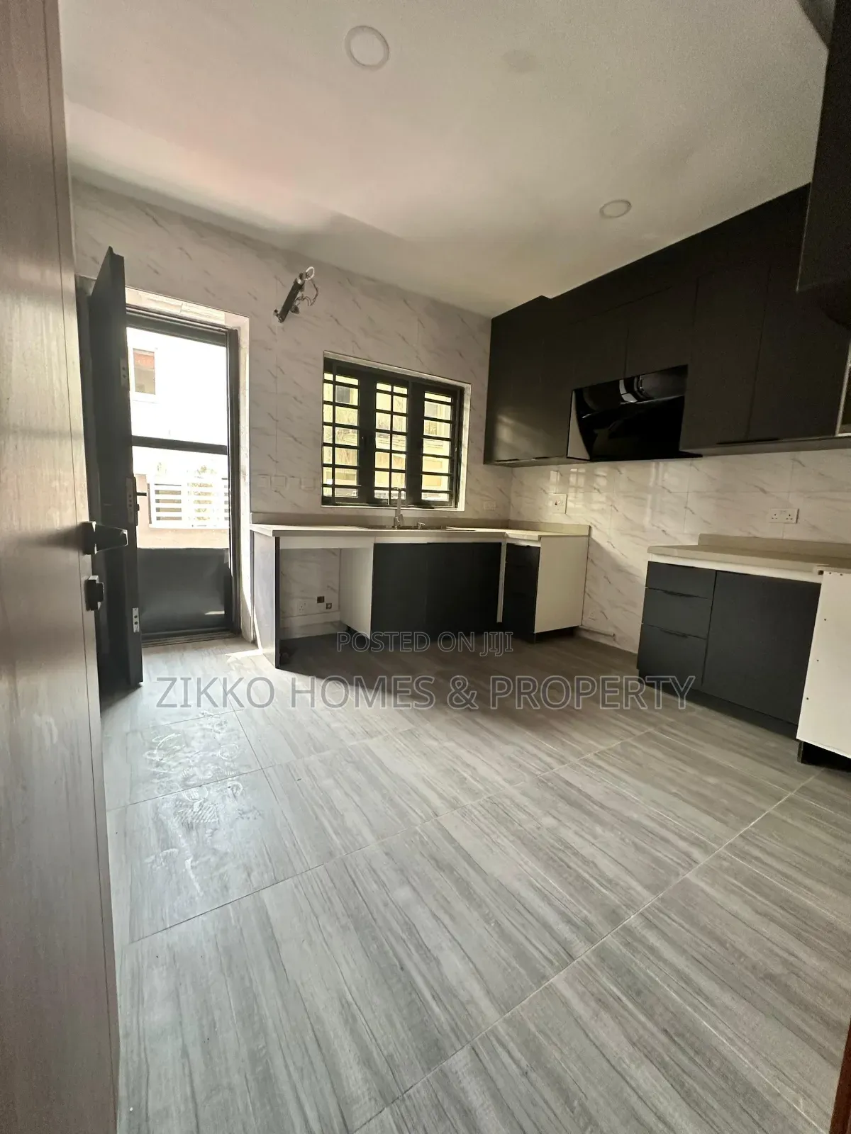 4bdrm Duplex in Orchid Road, Chevron for sale