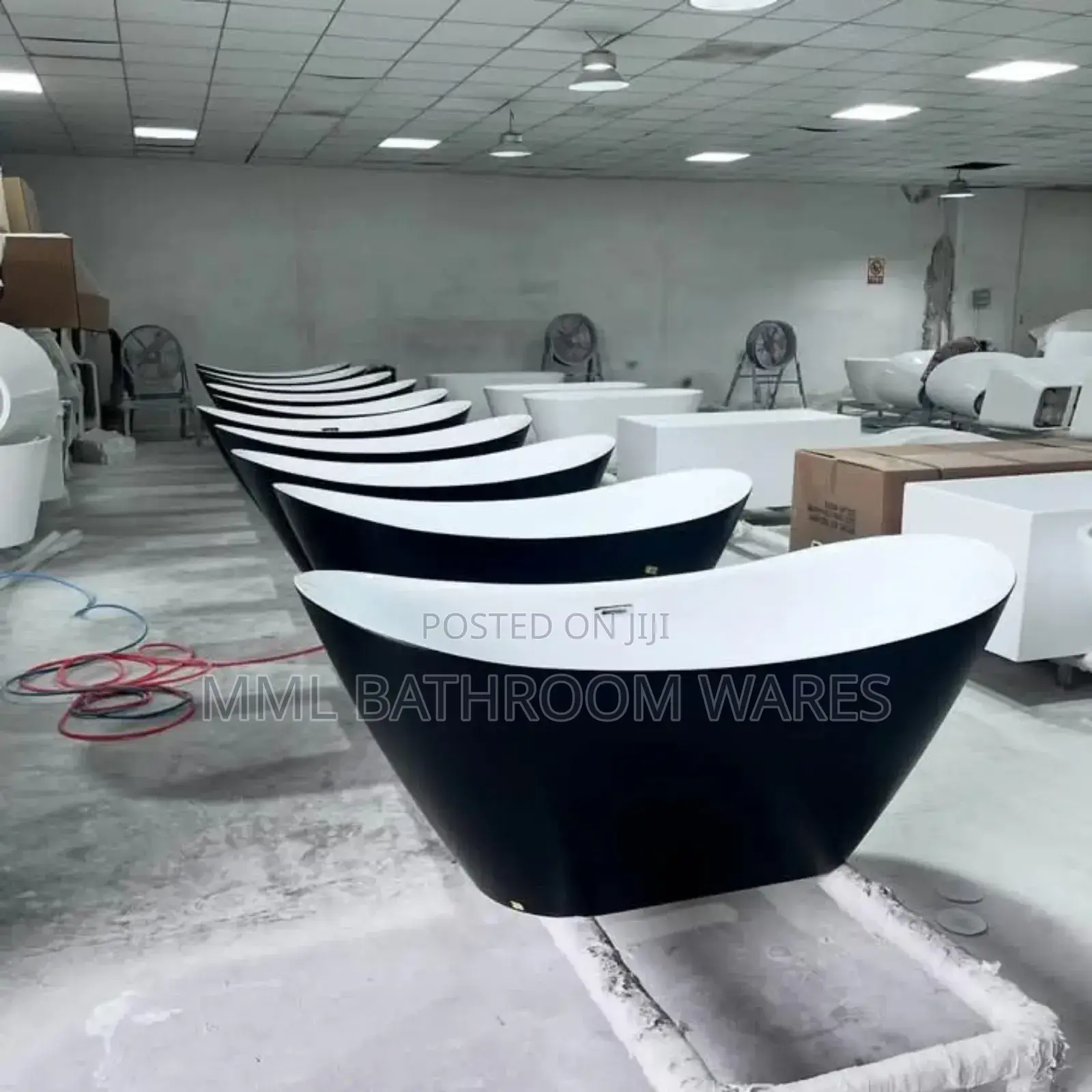 Black/White Curved Black Luxury Freestanding Bathtub