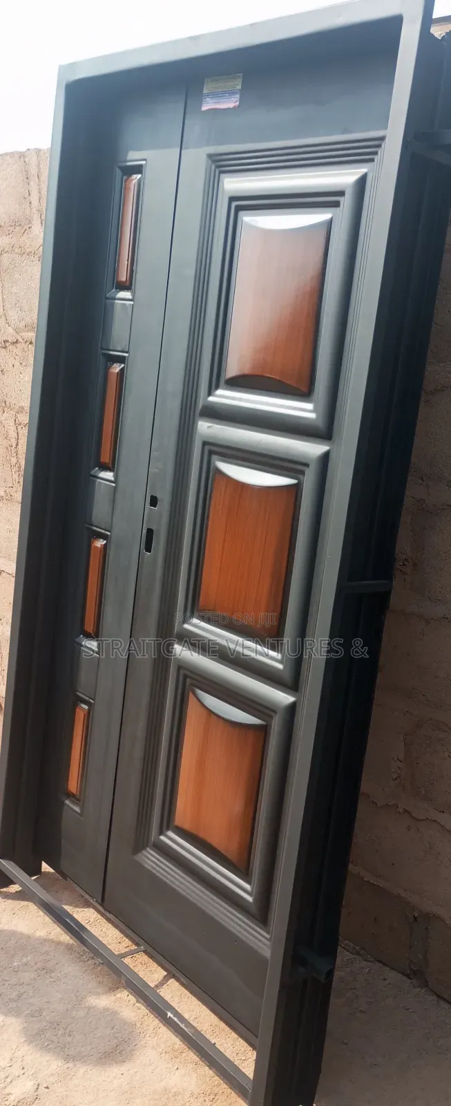 Woody-Grain Padded Main Entrance