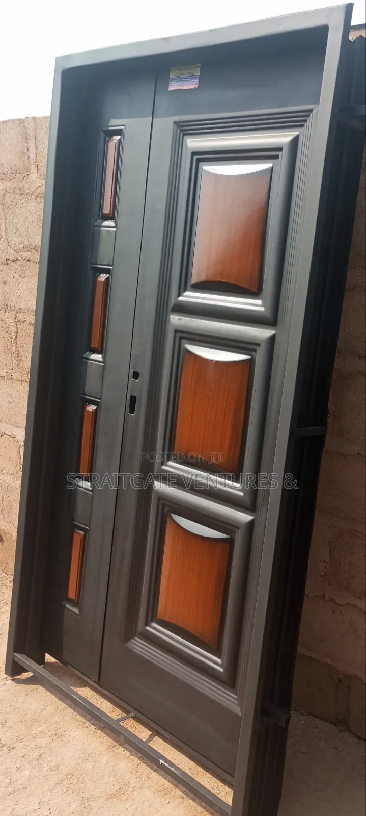 Woody-Grain Padded Main Entrance
