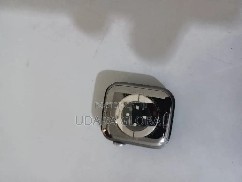 Sparkling Neat Iwatch Series 6 40mm Available for Sale