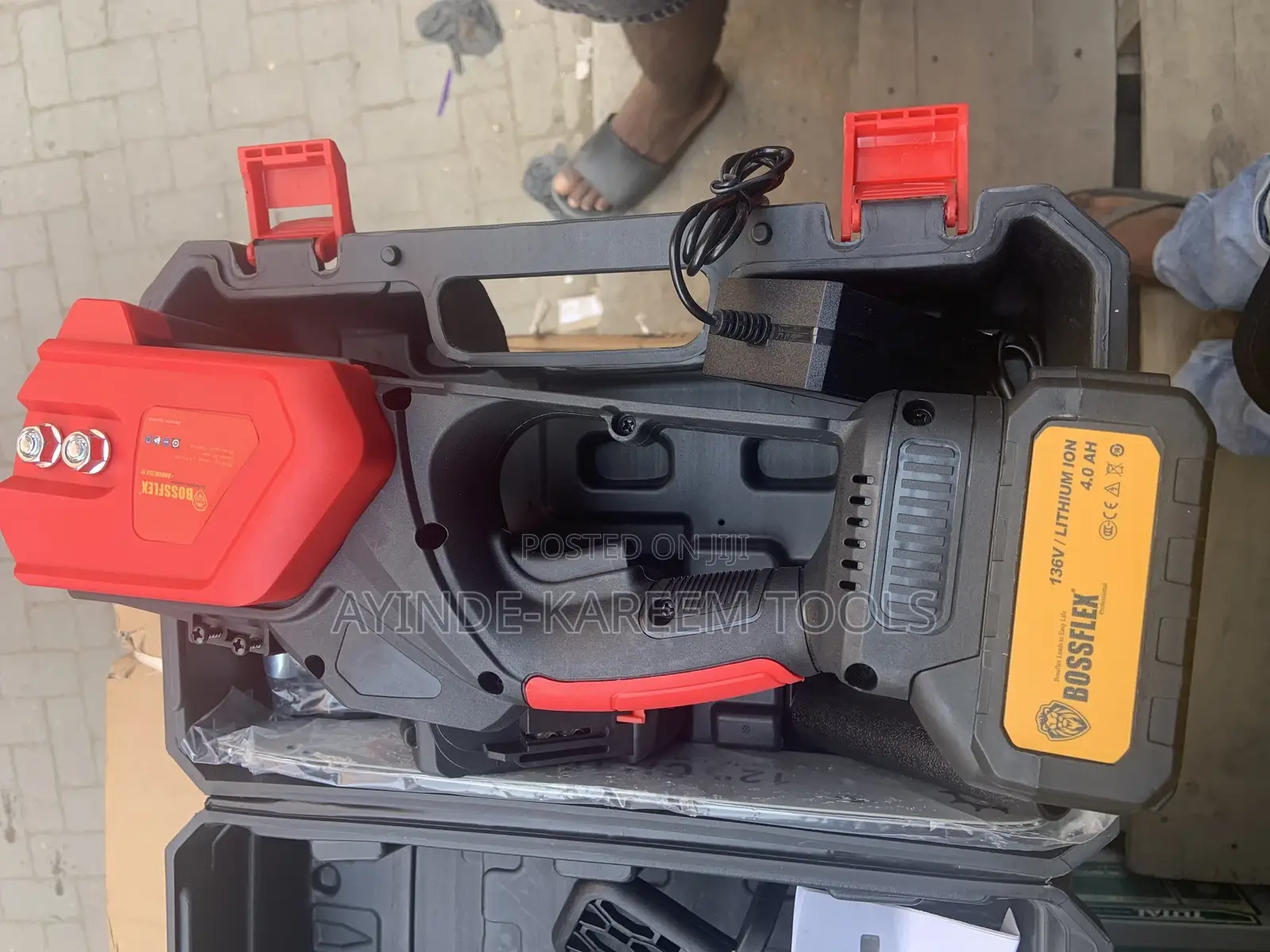 Cordless Chain Saw 12” 136v 4.0ah
