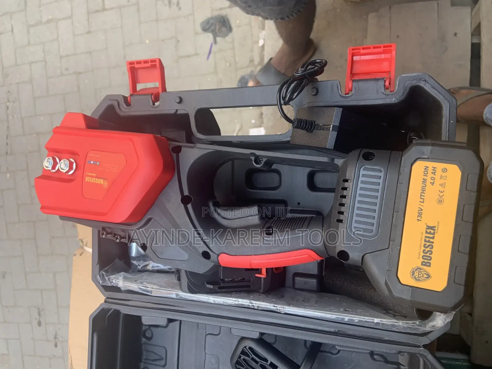 Cordless Chain Saw 12” 136v 4.0ah
