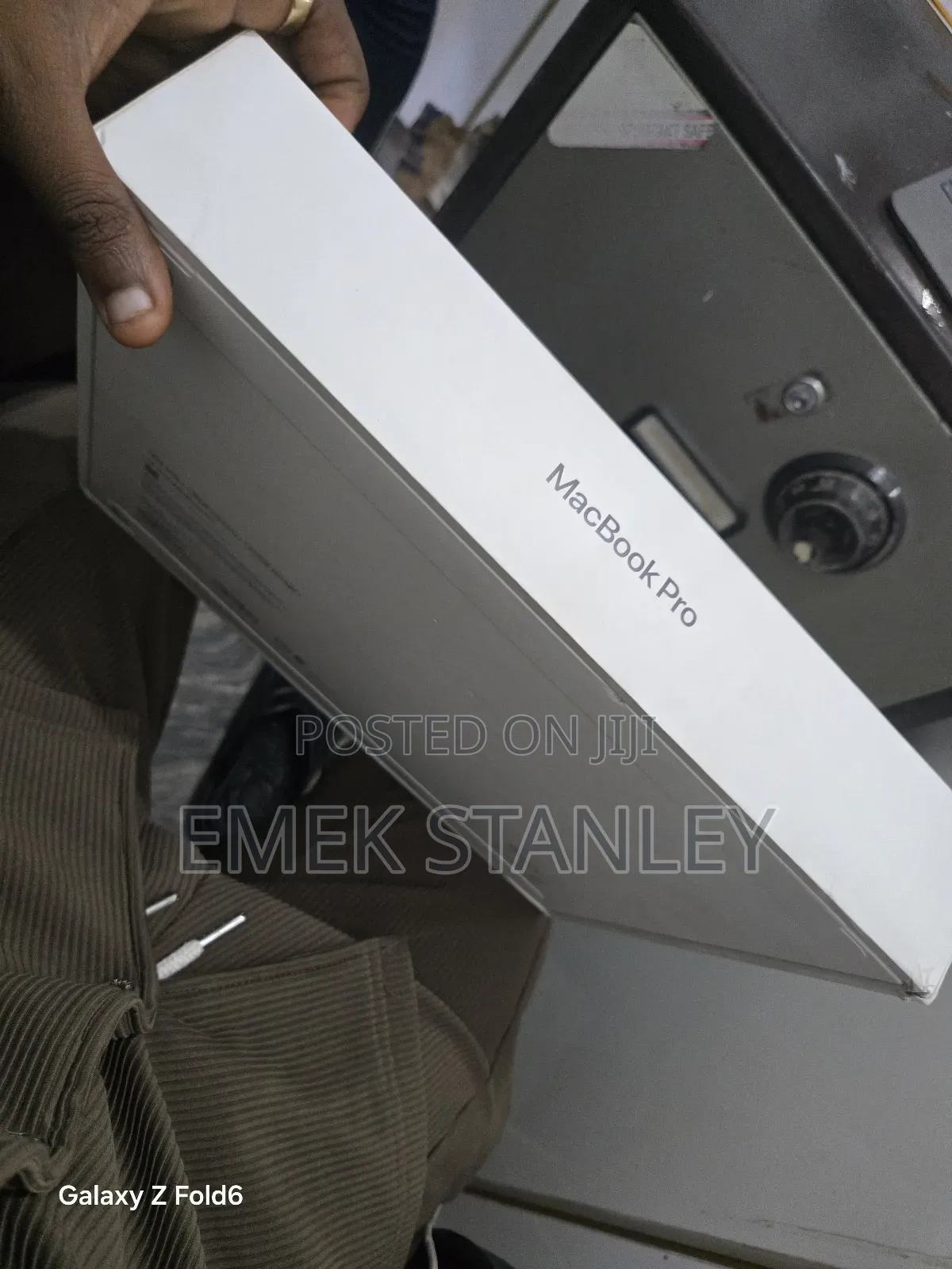 New Laptop Apple MacBook Pro 2024 M4 14-inch 16GB Apple M4 SSD 512GB