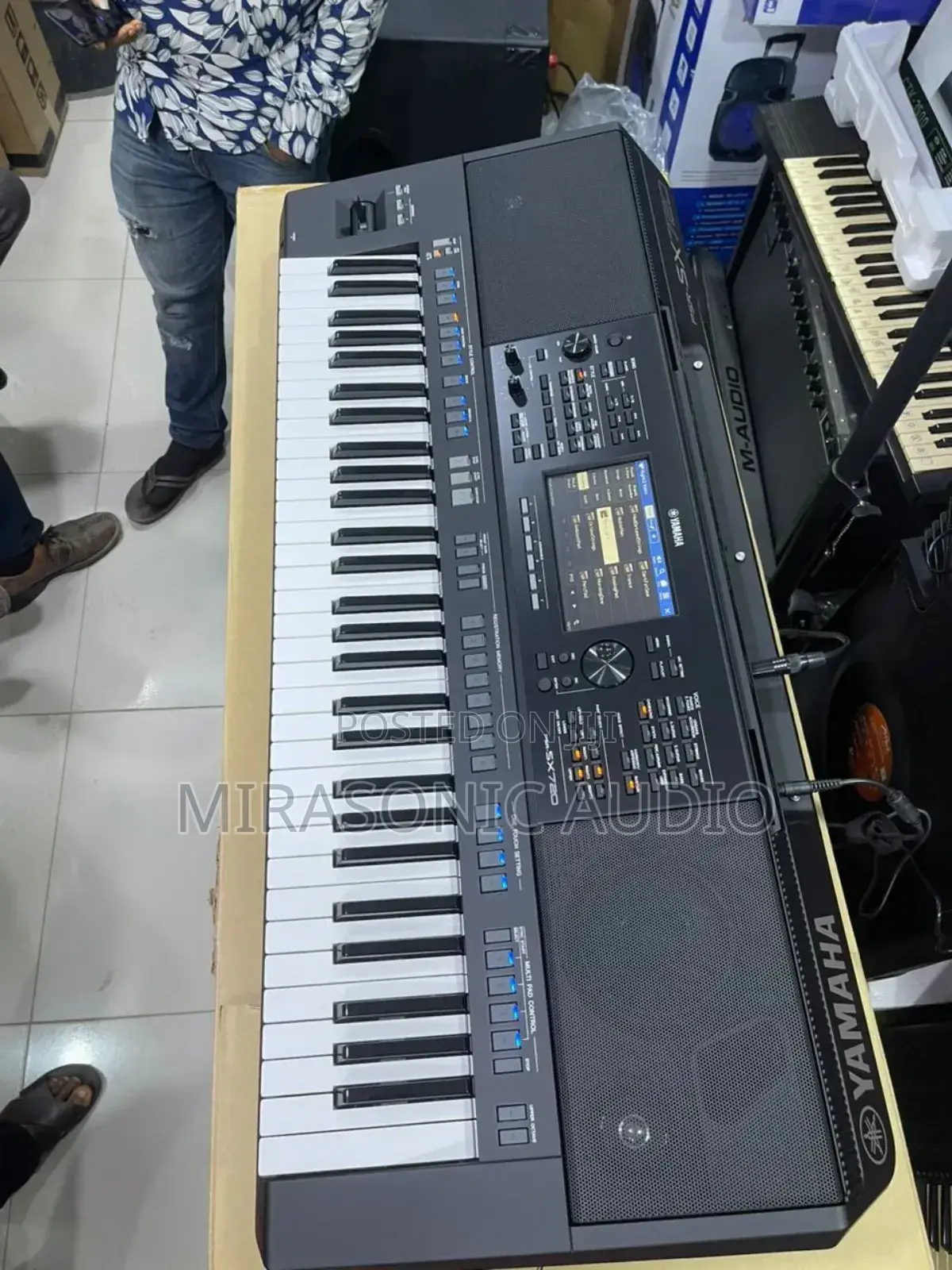 Yamaha PSR-SX720 61 Key Arranger Workstation Keyboard