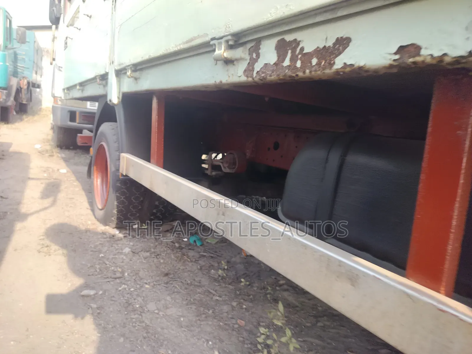 Mercedes Benz 814 Truck Six Tyres
