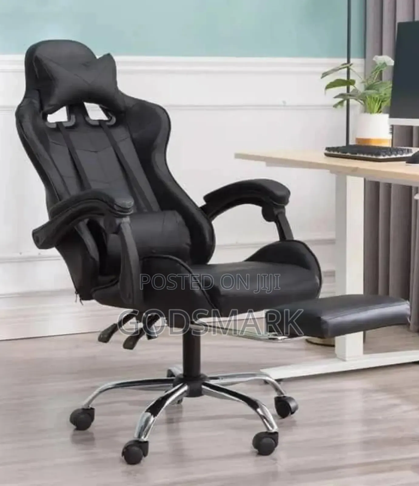 Gaming Chair Swivel in Black Colour.