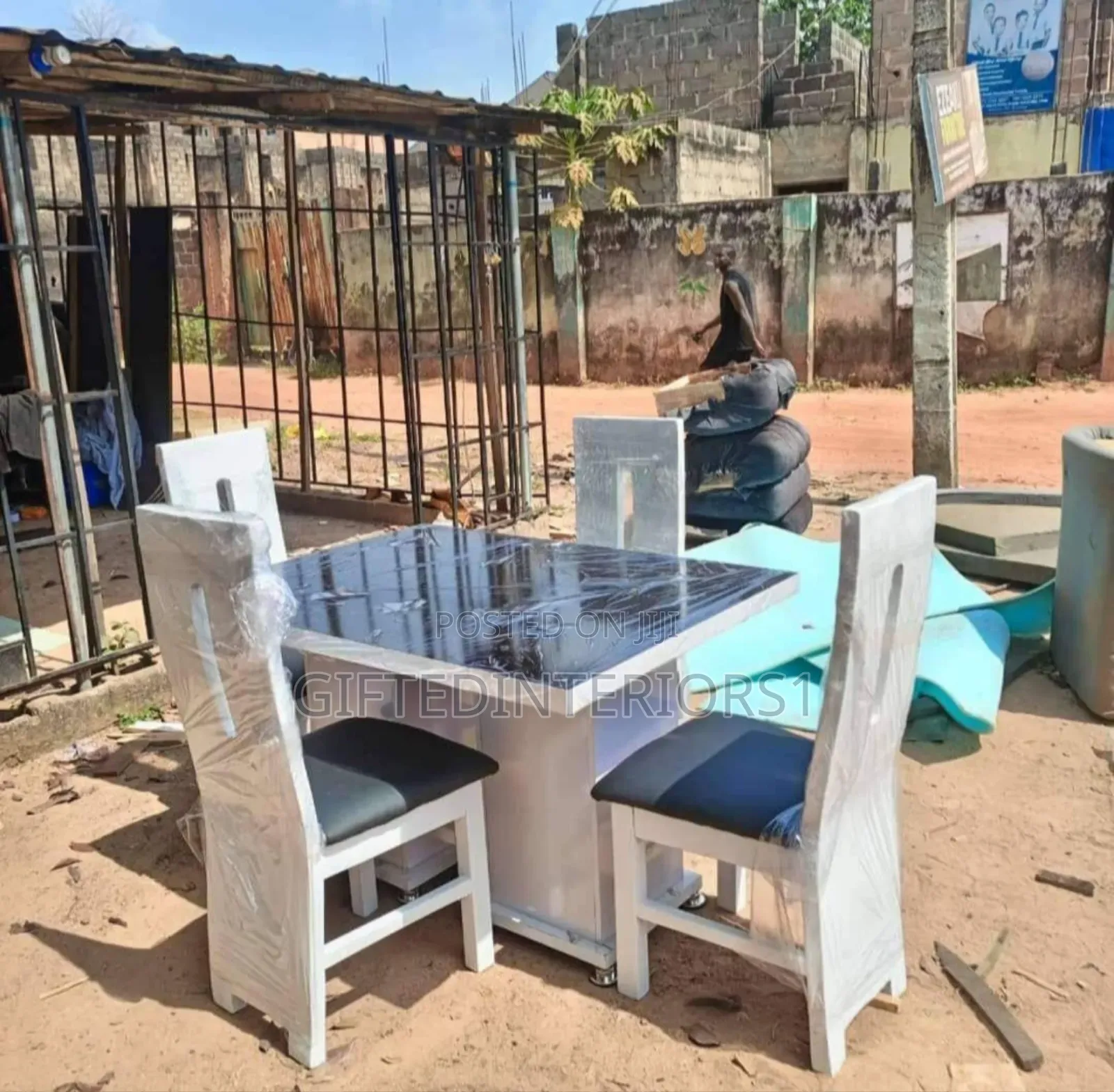4 Seaters Dinning With Glass Table