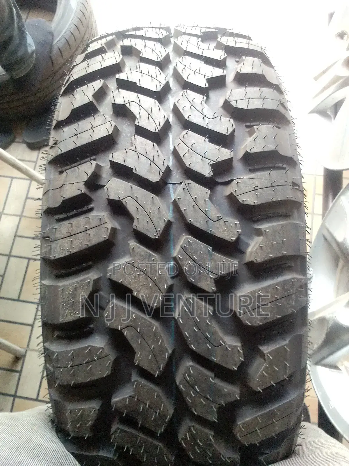 33*12.50r18lt Brandnew