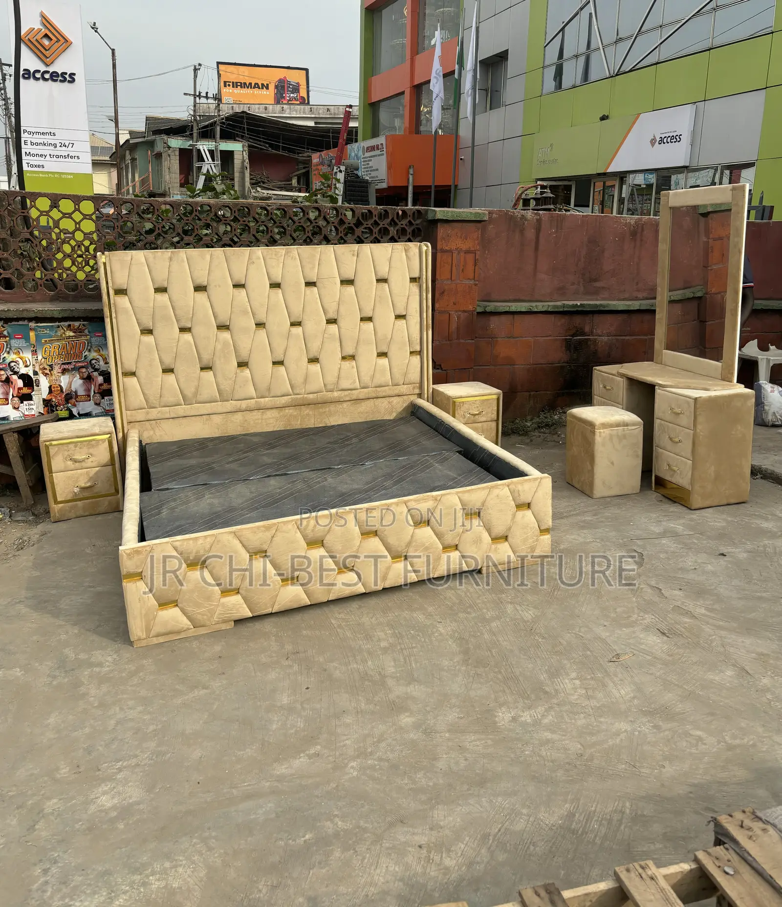 Quality Elegant HDF Upholstery Padded Cream Wooden Bed Frame