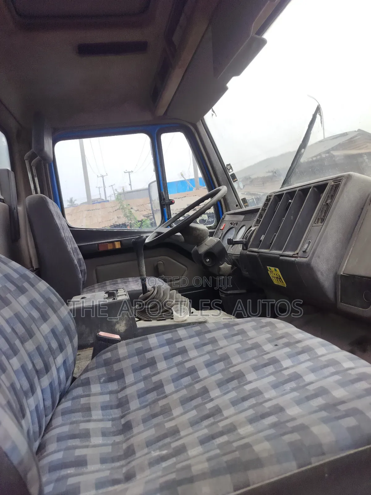 Mercedes Benz Tipper 2527 Ten Tyres