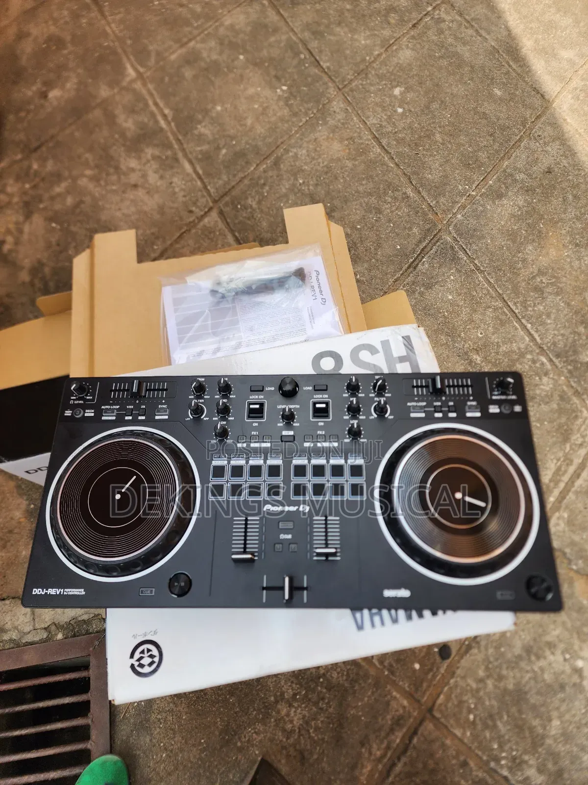 Pioneer DJ DDJ-REV1 Serato Controller
