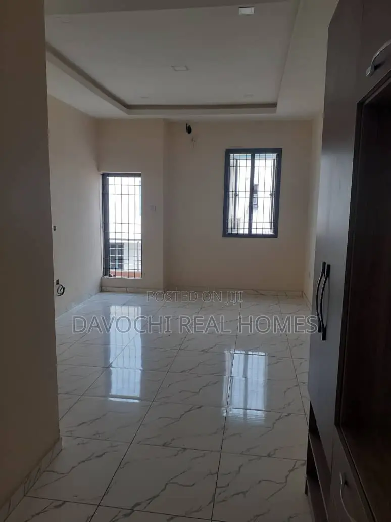 3bdrm Apartment in Orchid Road, Lekki for sale