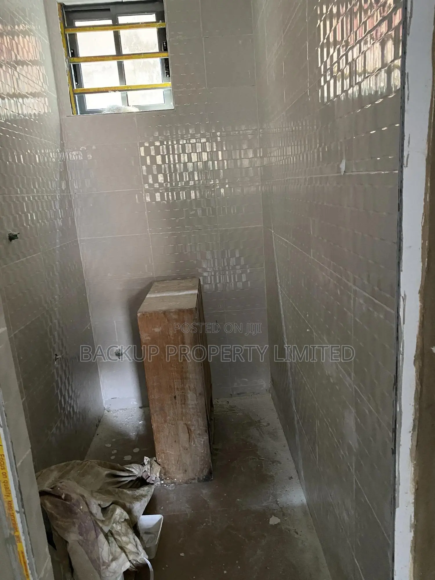 Mini Flat In Off Randle Avenue For Sale