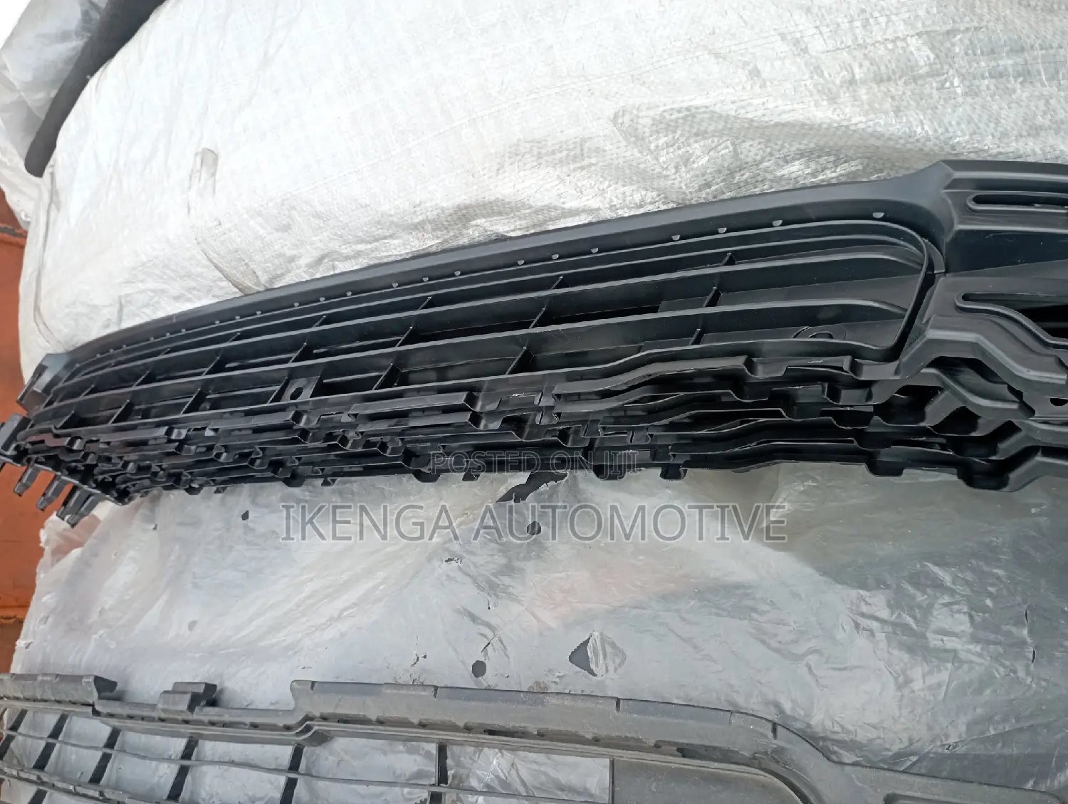 Down Grill TOYOTA Hiace 2014