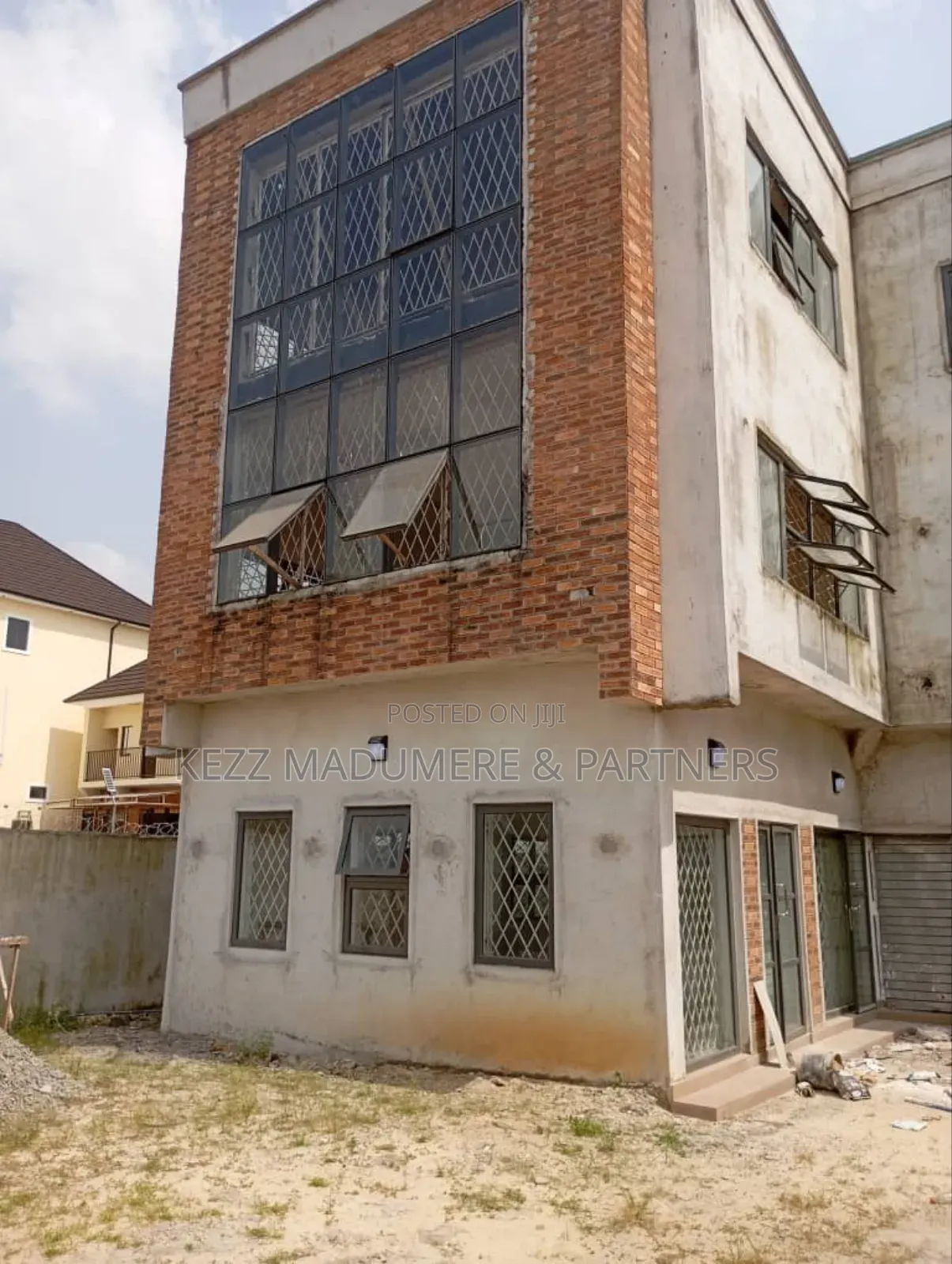 For Sale : A Plaza With 21 Offices on 2 Plots at Rumuigbo,Ph