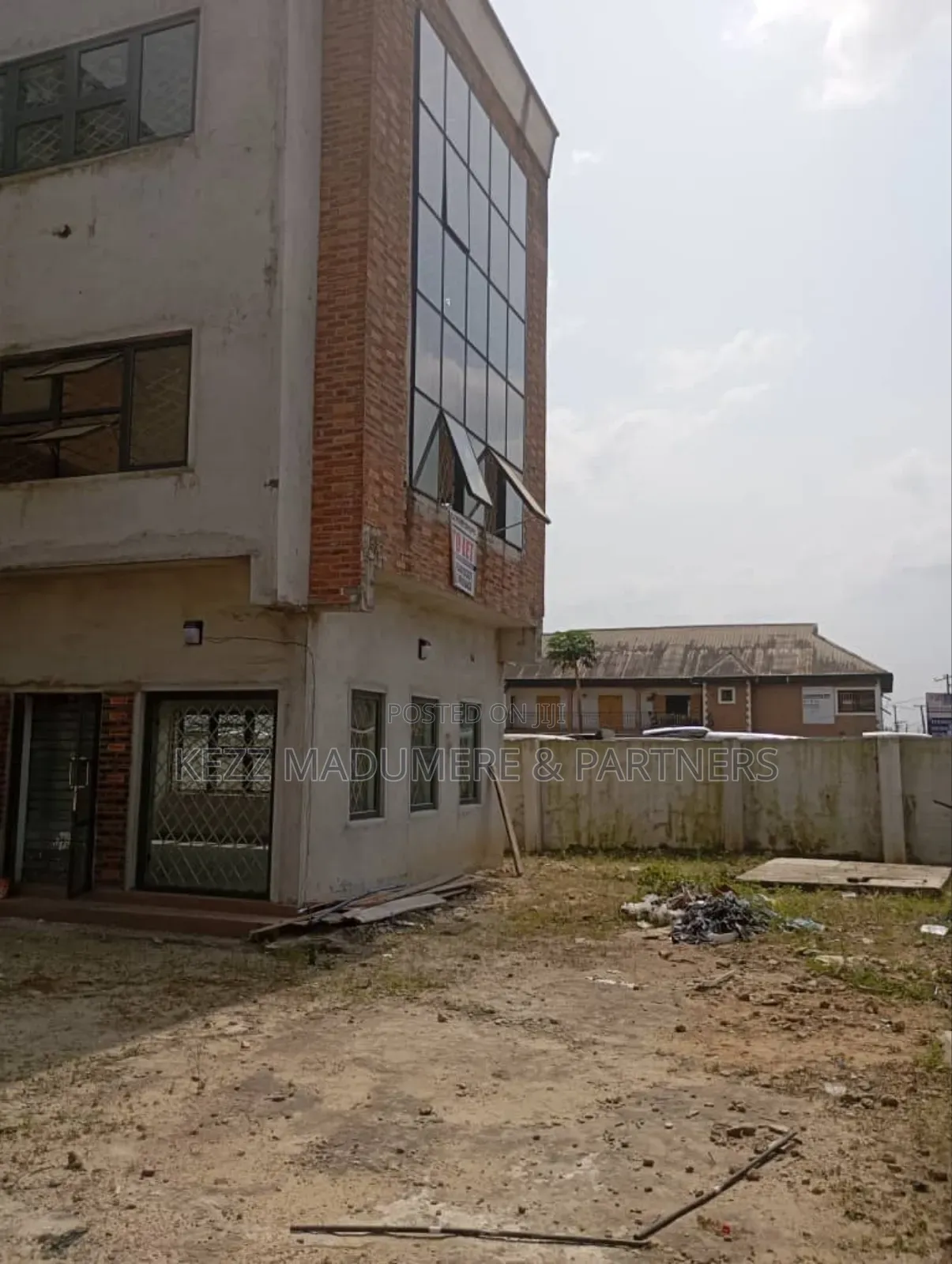 For Sale : A Plaza With 21 Offices on 2 Plots at Rumuigbo,Ph