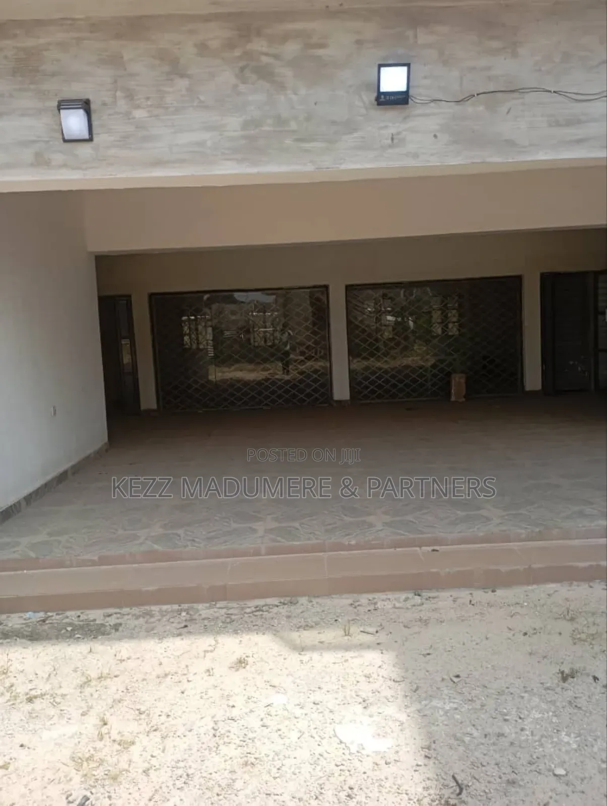 For Sale : A Plaza With 21 Offices on 2 Plots at Rumuigbo,Ph