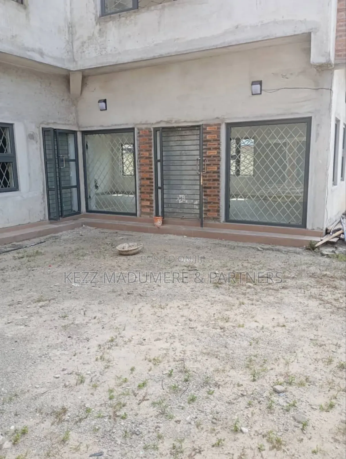 For Sale : A Plaza With 21 Offices on 2 Plots at Rumuigbo,Ph