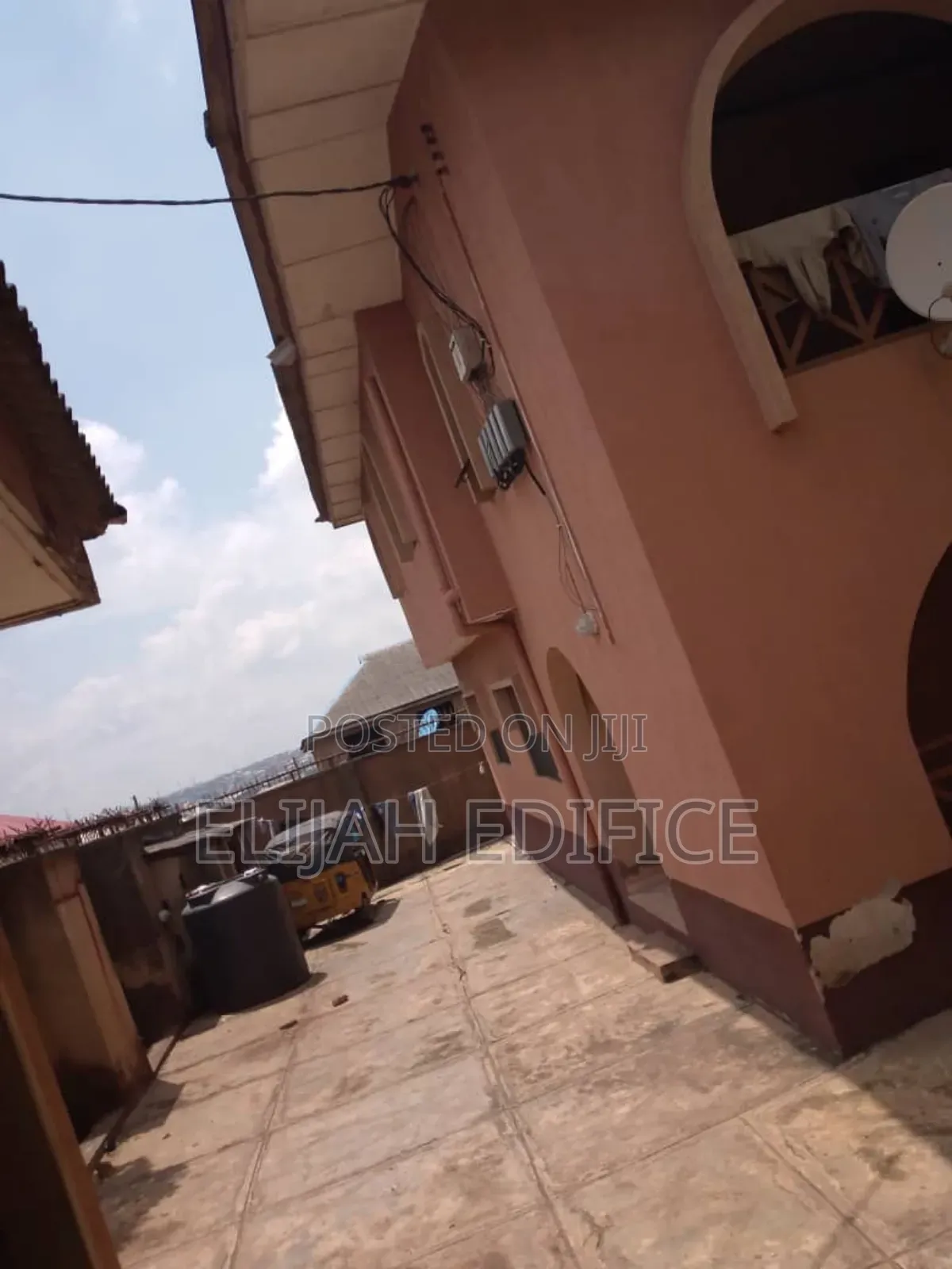 12bdrm Block of Flats in Salolo, Meiran for sale