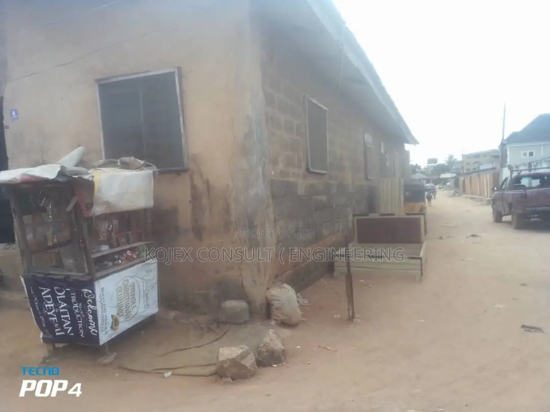 BUNGALOW of Tenement 10 ROOMS Sitting on 400SQM LAND