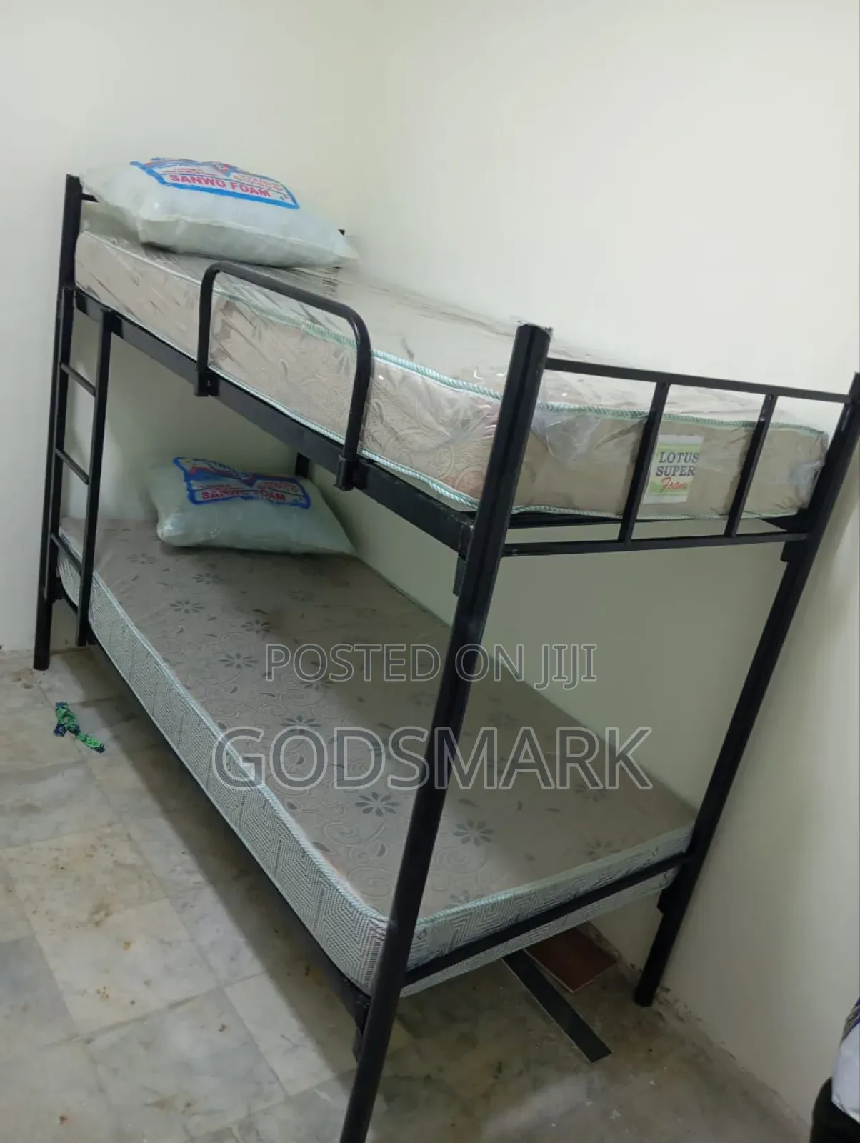 Black Metal Bunk Bed 6*3 Feet.It Is Detachable.