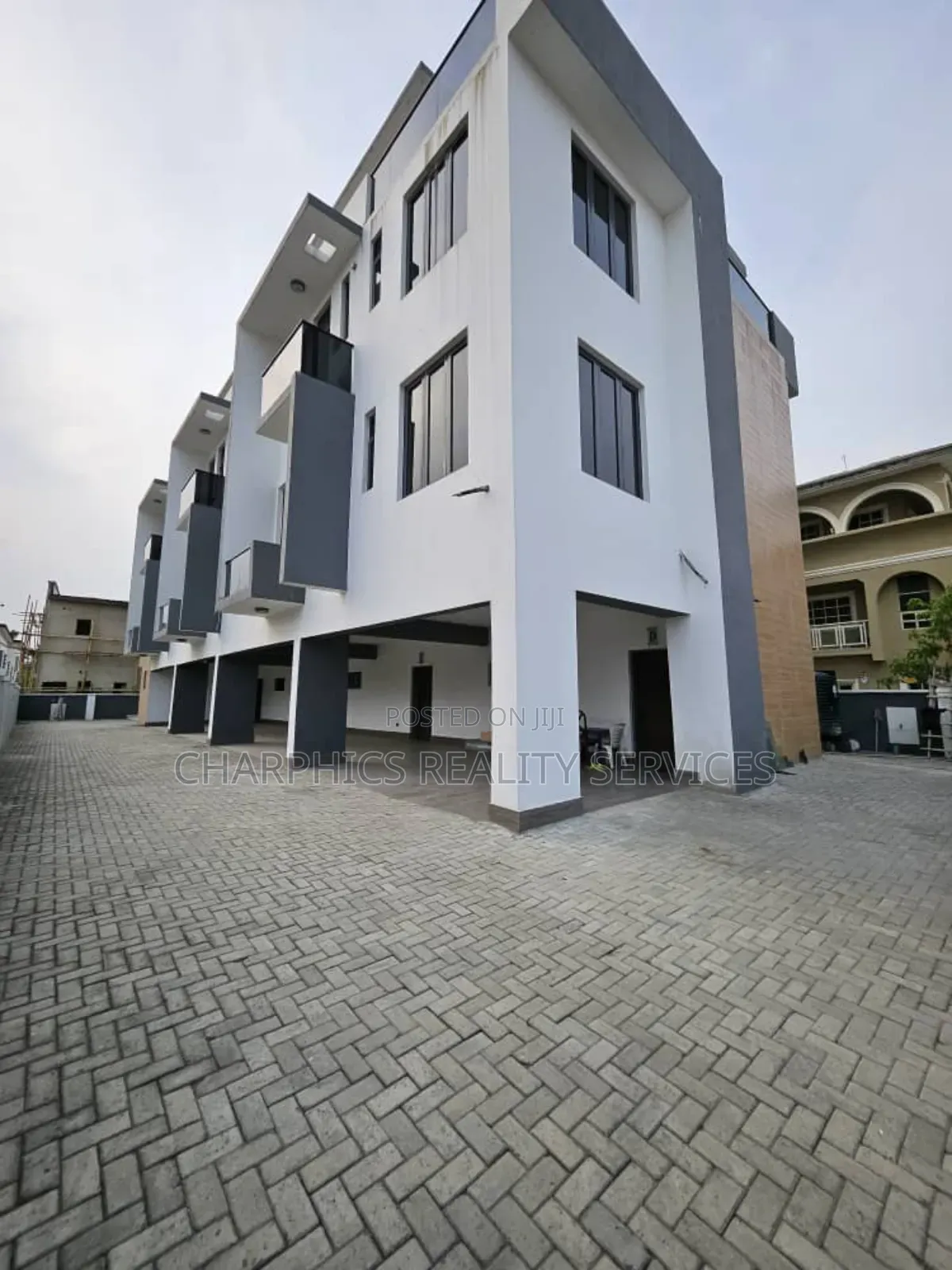 4bdrm Duplex in Thomas Estate for sale