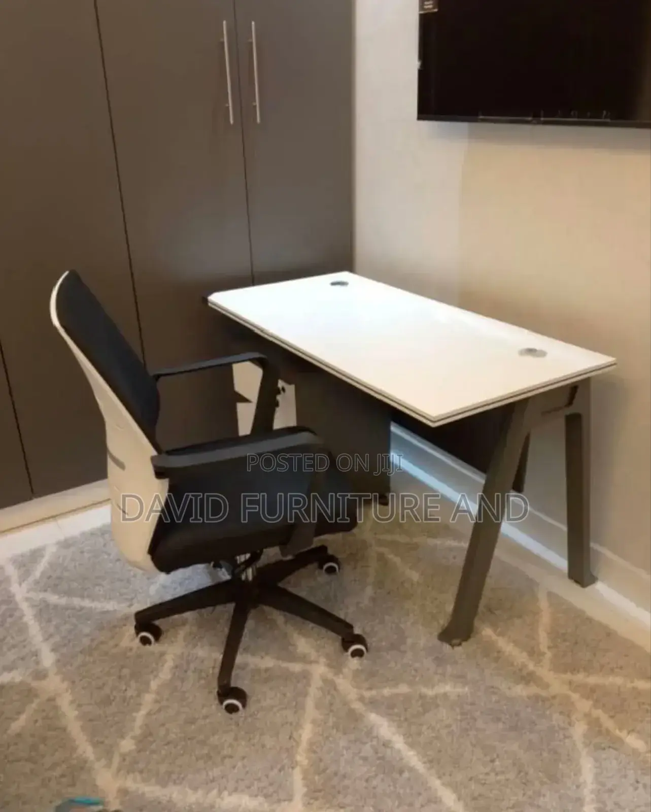 Durable Chair With Desk