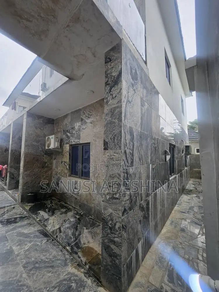 18bdrm Duplex in Gwarimpa Estate, Gwarinpa for sale
