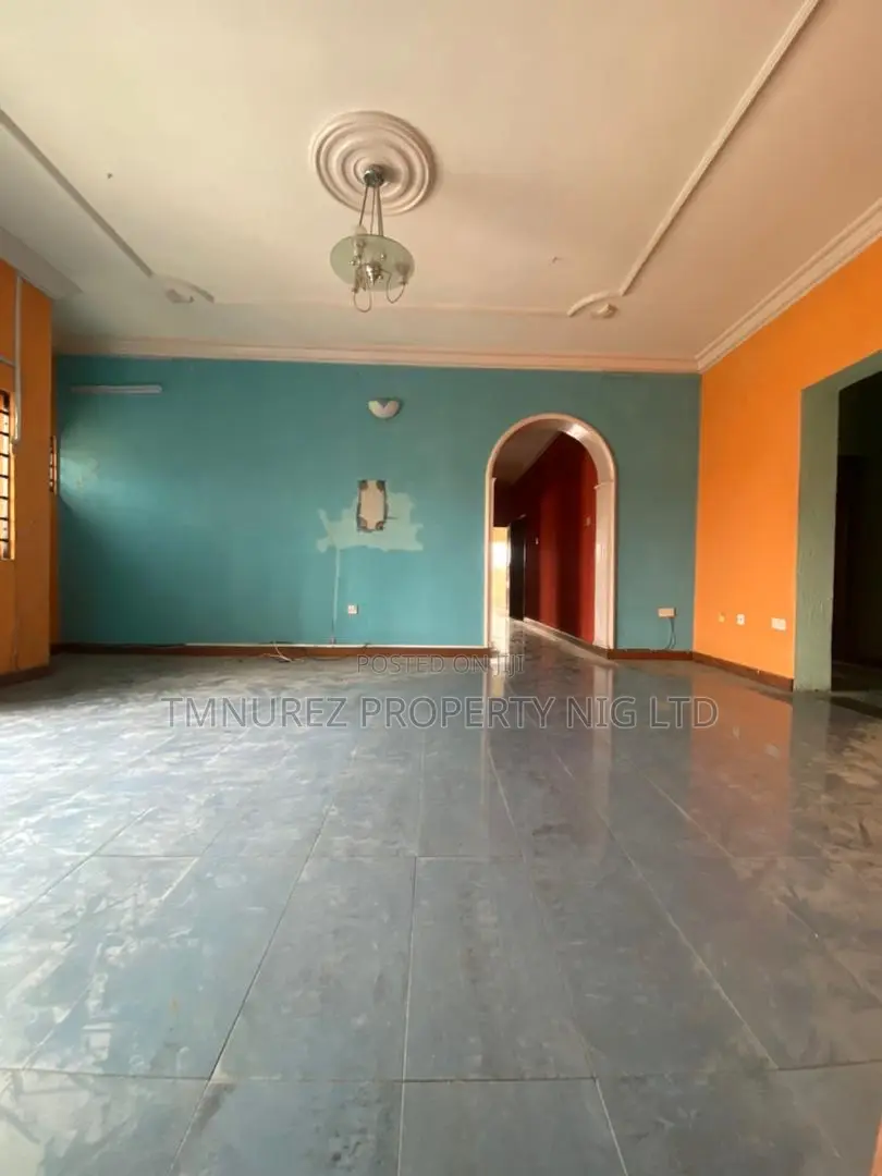 4bdrm Apartment in Off Admiralty, Lekki Phase 1 for rent