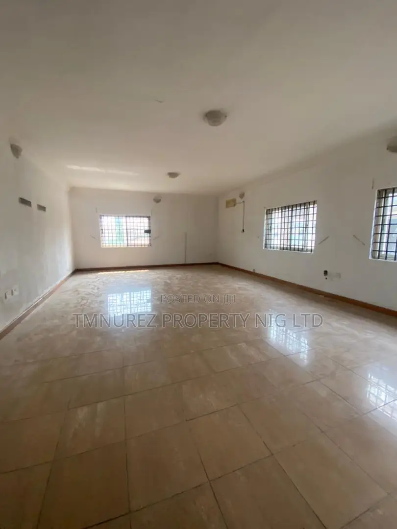 4bdrm Apartment in Off Admiralty, Lekki Phase 1 for rent