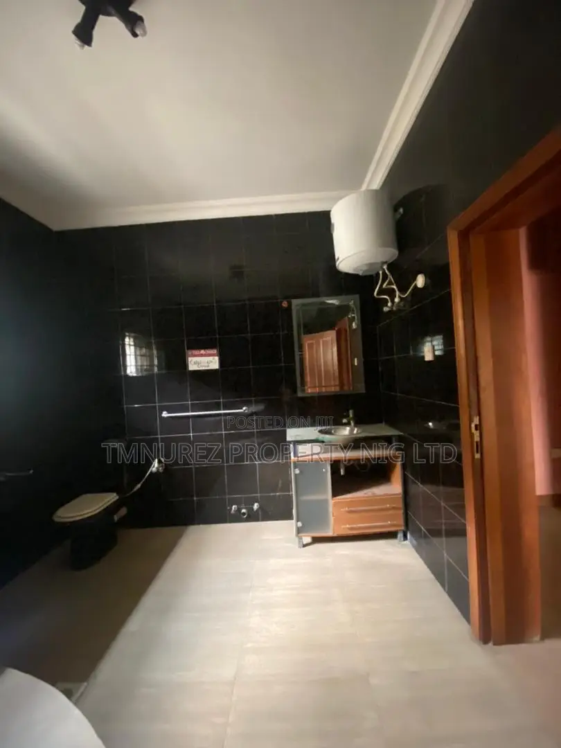4bdrm Apartment in Off Admiralty, Lekki Phase 1 for rent