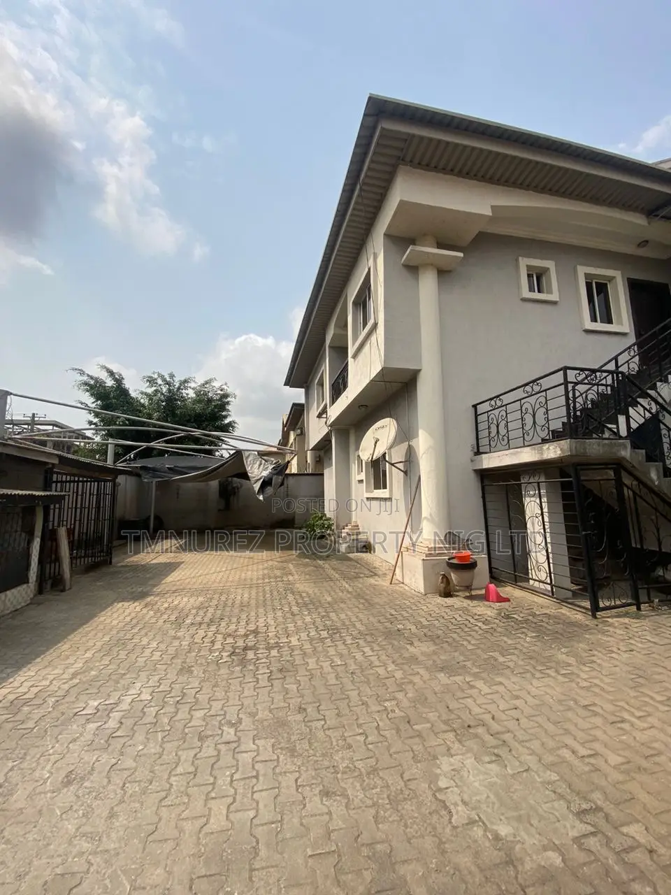 4bdrm Apartment in Off Admiralty, Lekki Phase 1 for rent