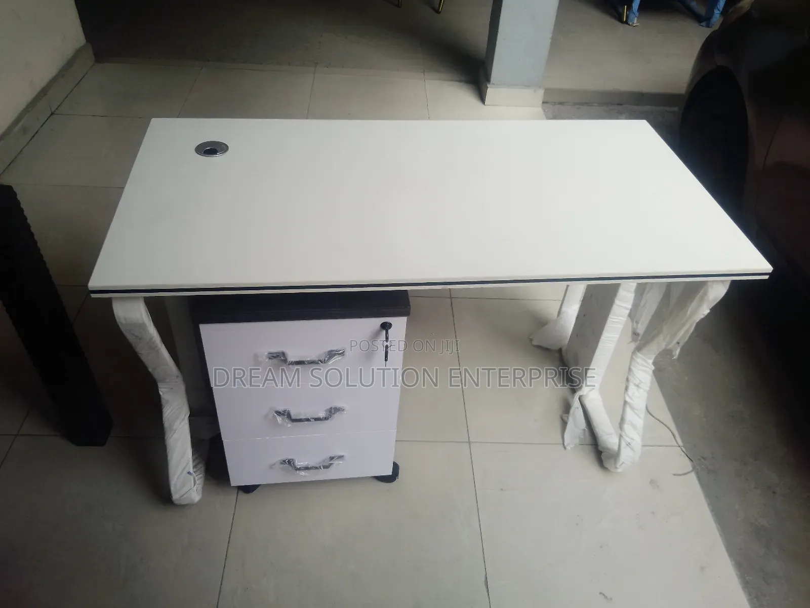 4 Feet Table