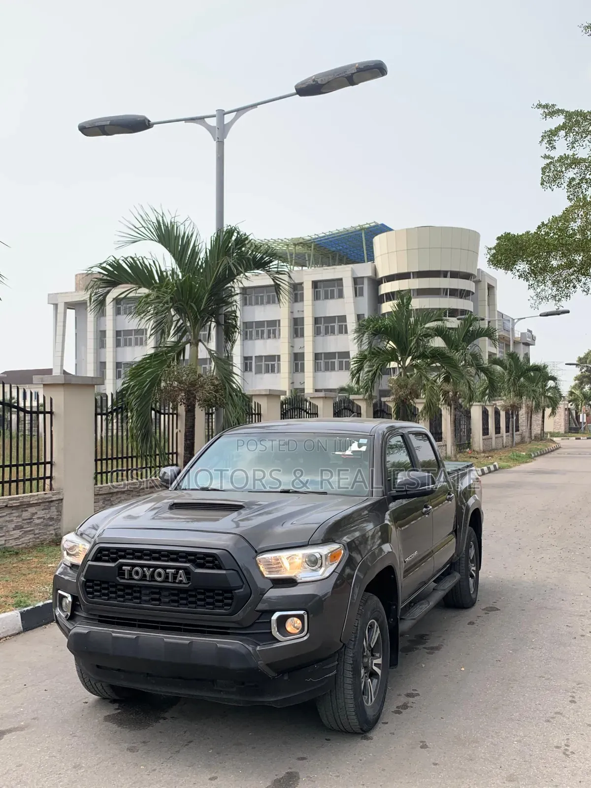 Toyota Tacoma SR5 2017 Gray