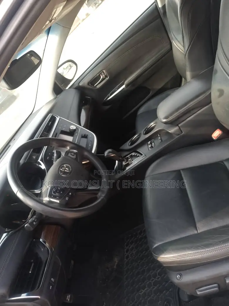 Toyota Avalon XLE Touring 4dr Sedan (3.5L 6cyl 6A) 2014 Gray