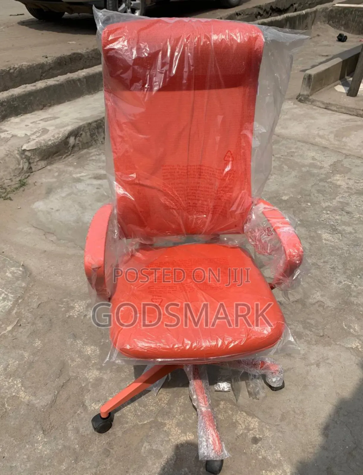 Red Office Chair Swivel for Office Use.